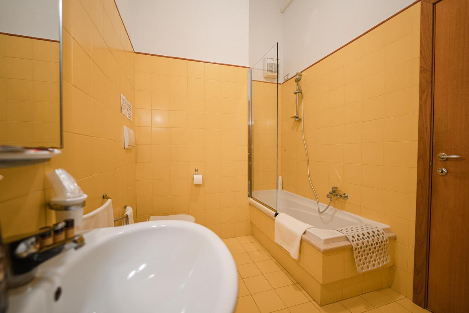 La Piccola Torre Hotel Бишелие Екстериор снимка
